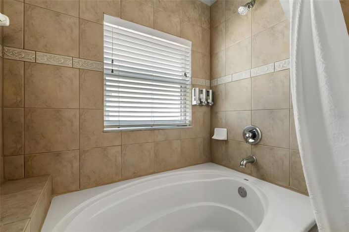 Image No.32-6 Bed Property for sale