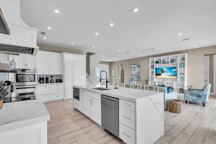 Image No.11-9 Bed Property for sale