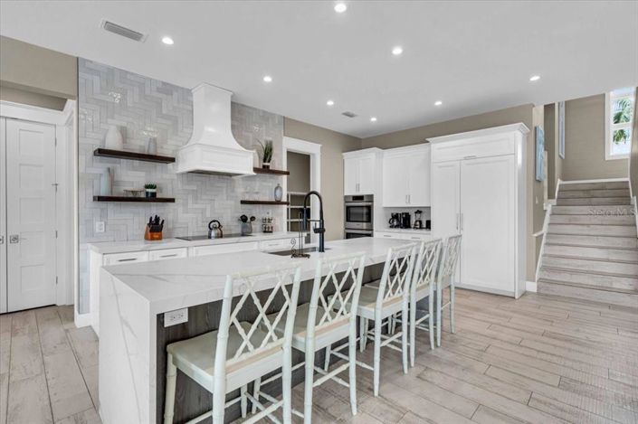 Image No.13-9 Bed Property for sale