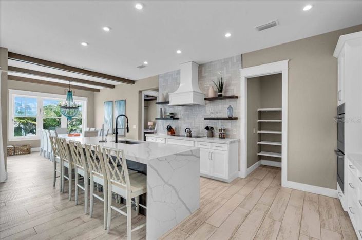 Image No.15-9 Bed Property for sale