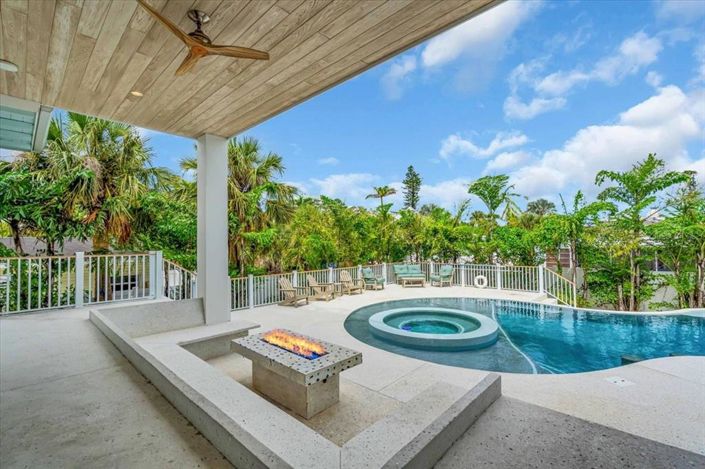 Image No.23-9 Bed Property for sale