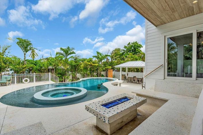 Image No.24-9 Bed Property for sale