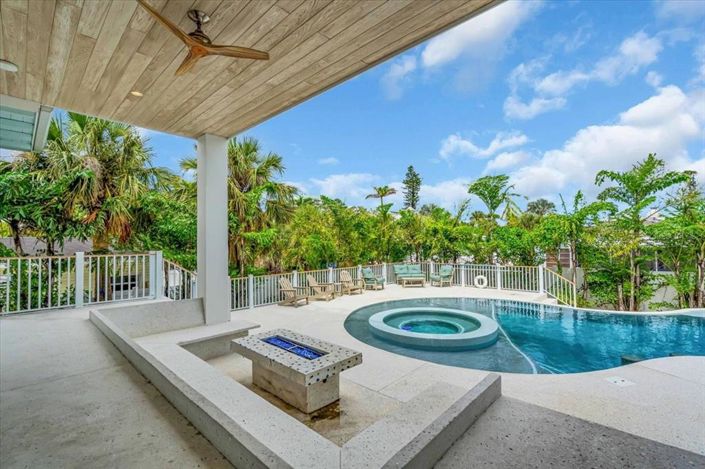 Image No.26-9 Bed Property for sale