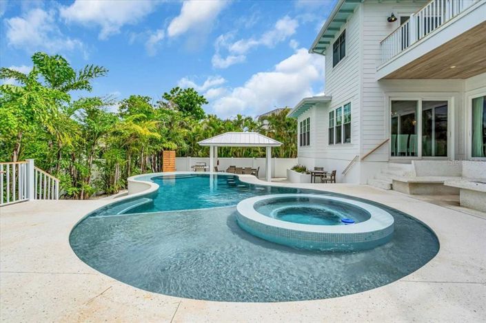 Image No.28-9 Bed Property for sale