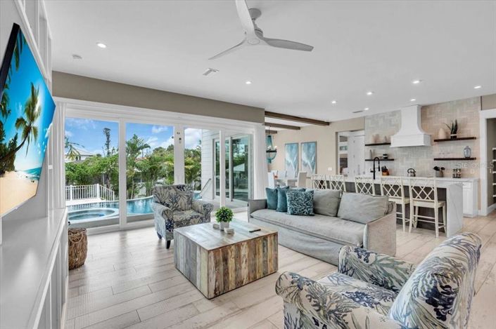 Image No.6-9 Bed Property for sale