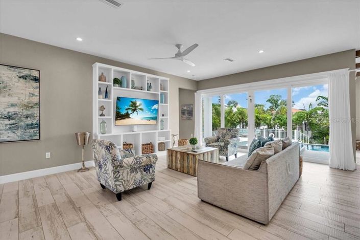 Image No.9-9 Bed Property for sale