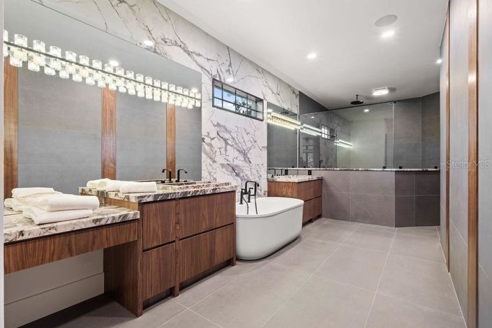 Image No.25-7 Bed Property for sale