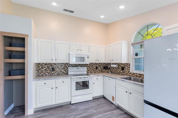 Image No.10-5 Bed Property for sale