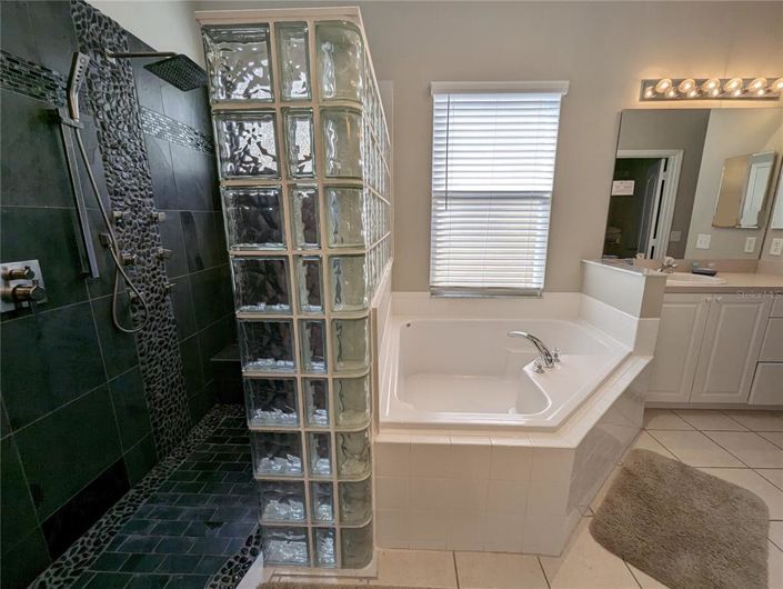 Image No.12-4 Bed Property for sale