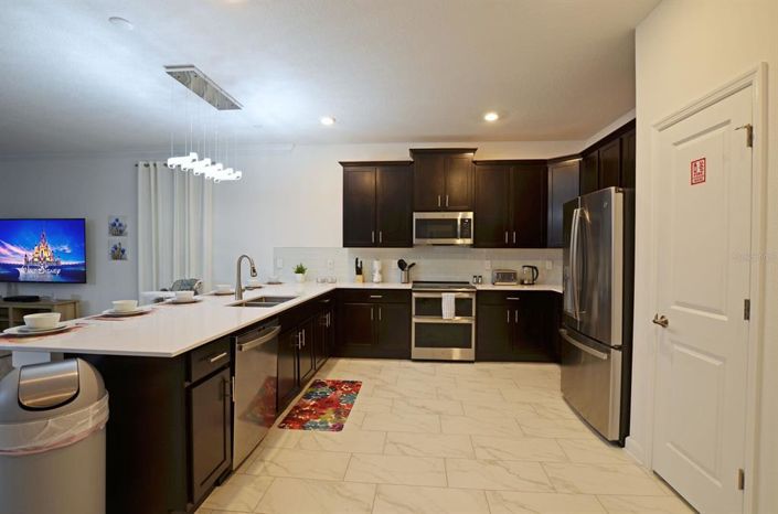 Image No.20-8 Bed Property for sale