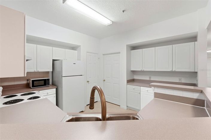 Image No.10-2 Bed Property for sale