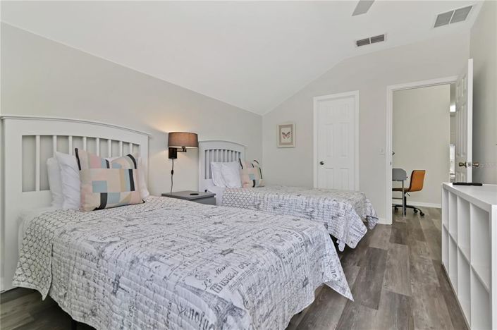 Image No.60-6 Bed Property for sale