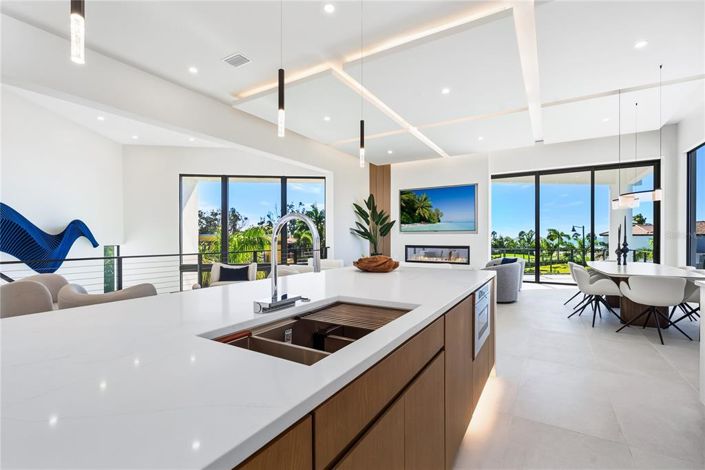 Image No.17-4 Bed Property for sale