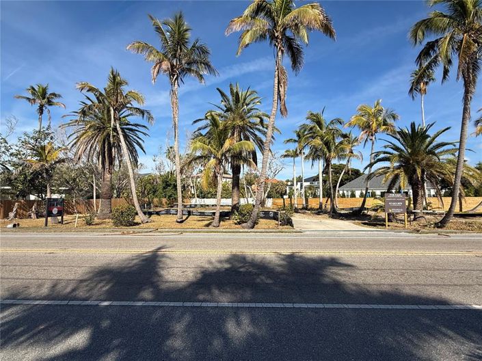 Image No.2-5 Bed Property for sale