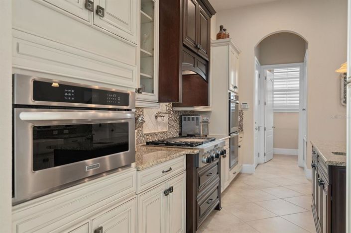 Image No.12-6 Bed Property for sale