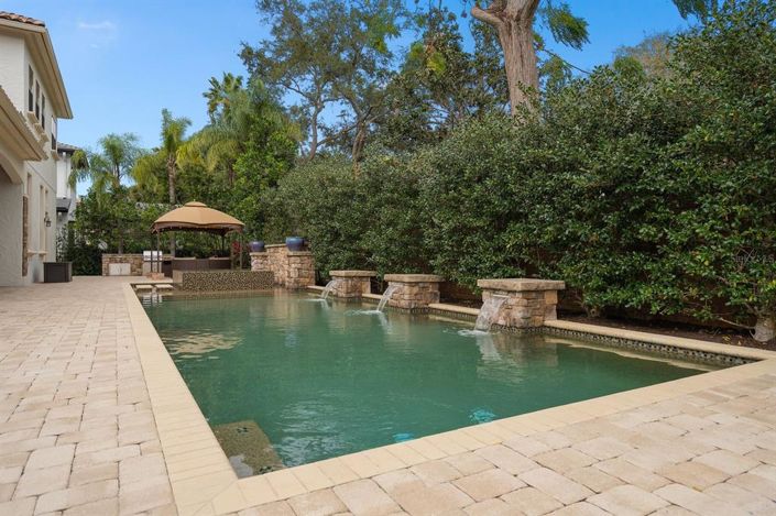 Image No.56-6 Bed Property for sale