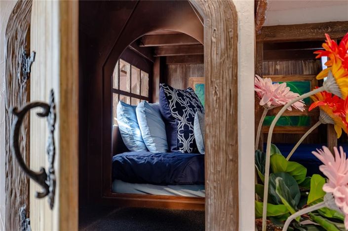 Image No.18-6 Bed Property for sale