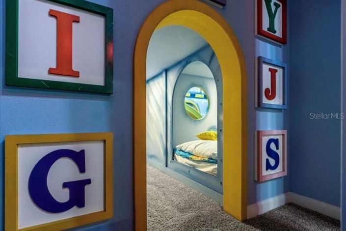 Image No.24-9 Bed Property for sale