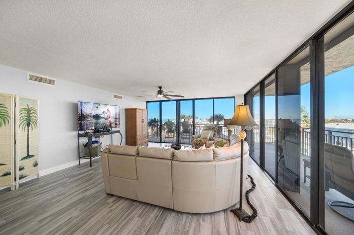 Image No.10-2 Bed Property for sale