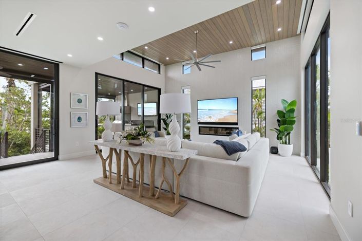 Image No.10-7 Bed Property for sale