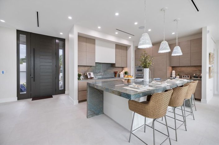 Image No.14-7 Bed Property for sale