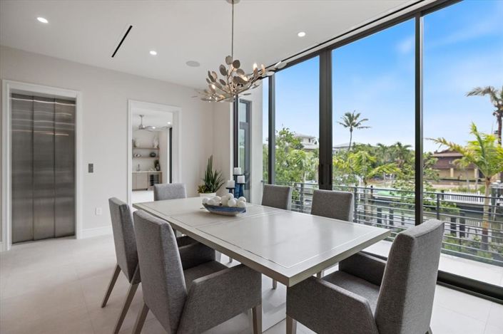 Image No.20-7 Bed Property for sale