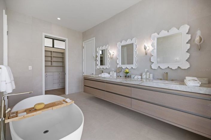 Image No.24-7 Bed Property for sale