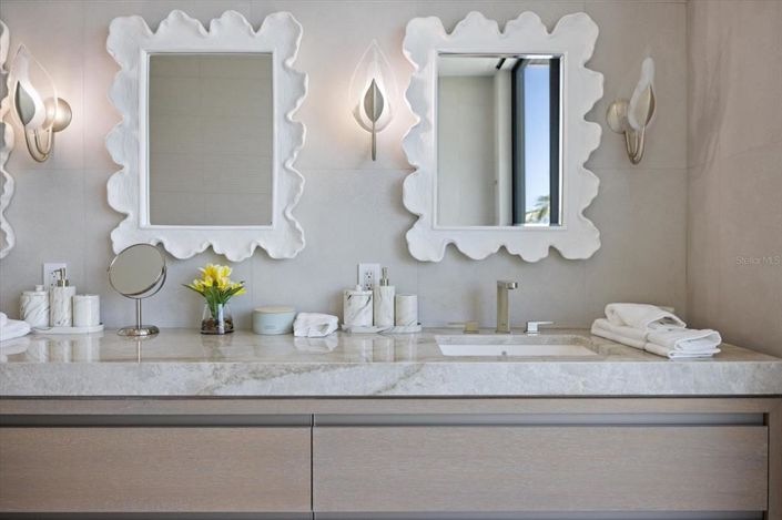 Image No.25-7 Bed Property for sale