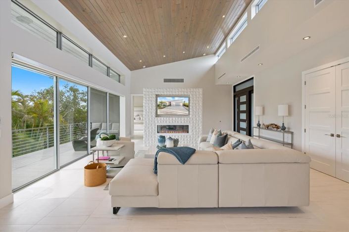 Image No.54-7 Bed Property for sale