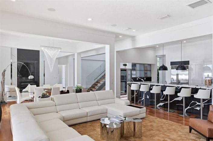 Image No.12-5 Bed Property for sale