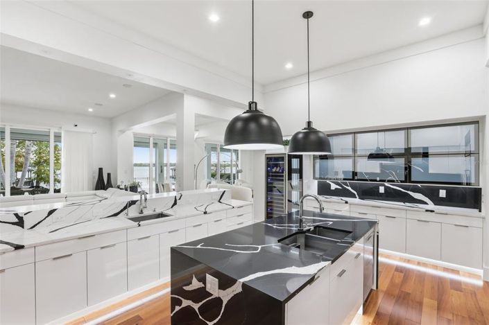 Image No.15-5 Bed Property for sale