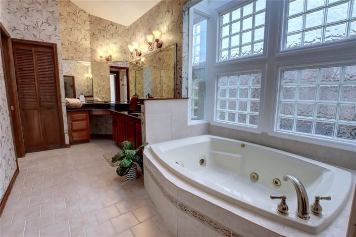 Image No.28-4 Bed Property for sale