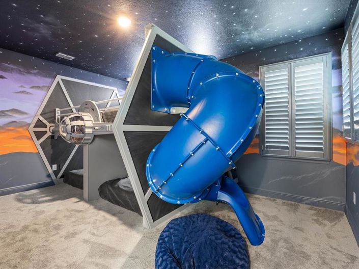 Image No.10-6 Bed Property for sale