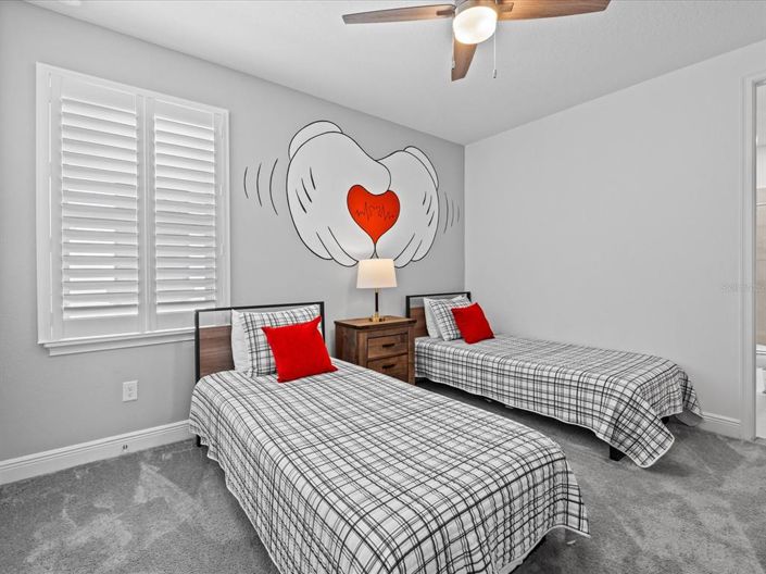 Image No.22-6 Bed Property for sale