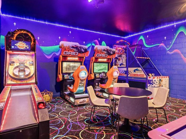 Image No.8-6 Bed Property for sale