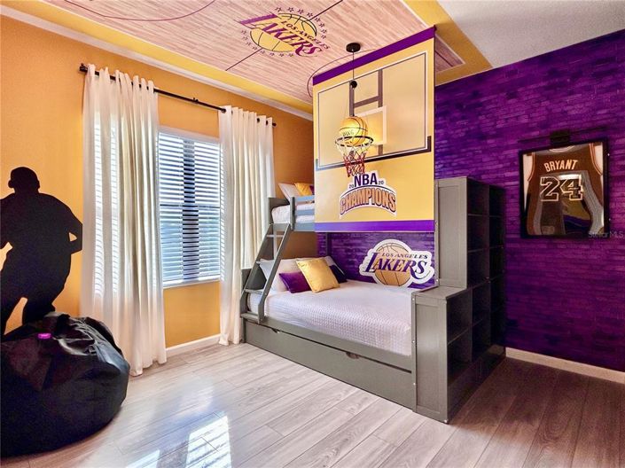 Image No.32-8 Bed Property for sale