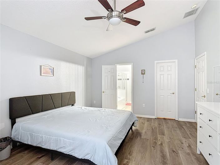 Image No.19-3 Bed Property for sale