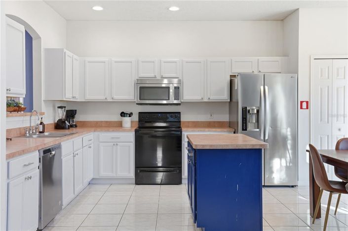 Image No.12-8 Bed Property for sale