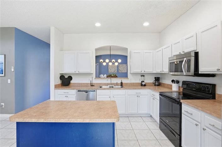 Image No.13-8 Bed Property for sale