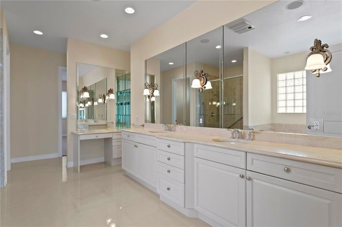 Image No.16-5 Bed Property for sale