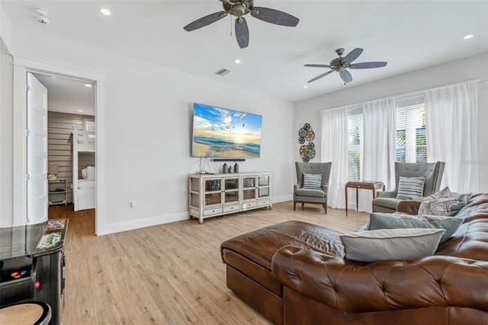 Image No.42-5 Bed Property for sale