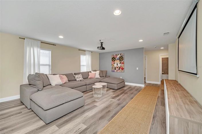 Image No.21-6 Bed Property for sale