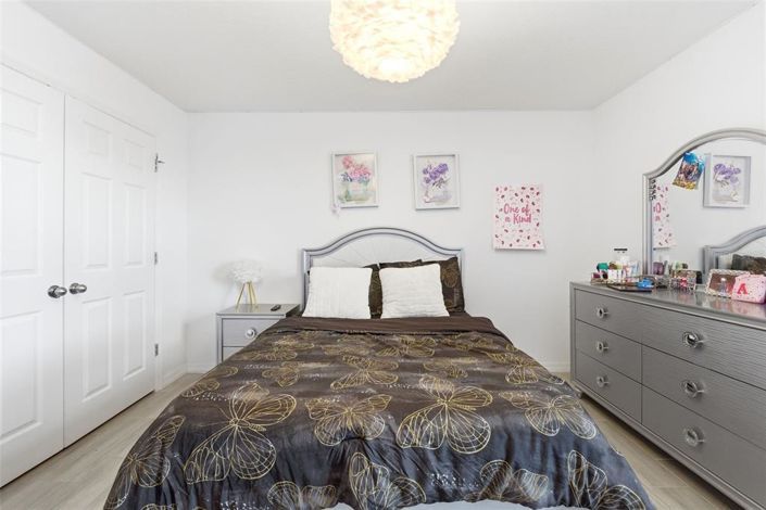 Image No.60-5 Bed Property for sale