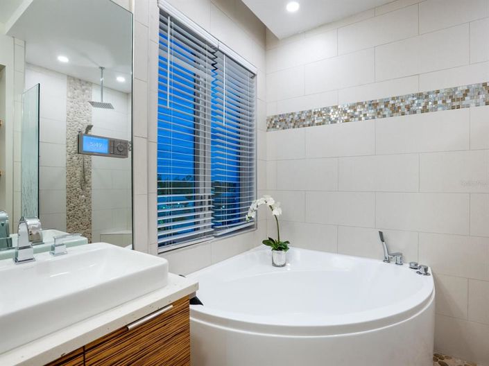 Image No.13-6 Bed Property for sale