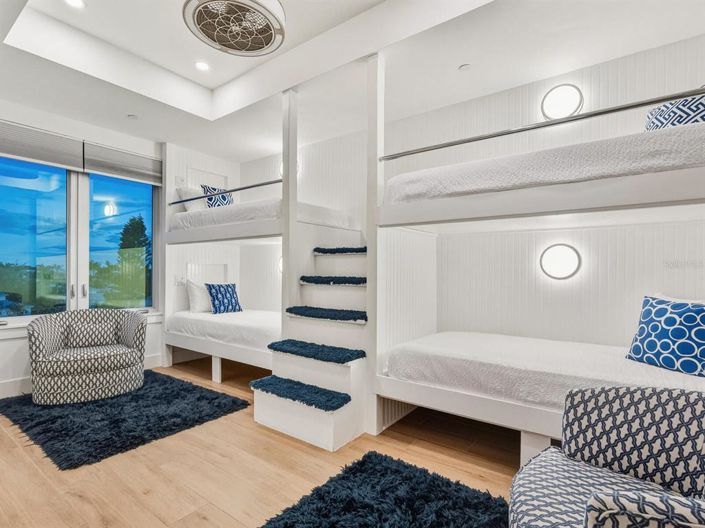 Image No.17-6 Bed Property for sale