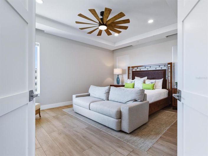 Image No.31-6 Bed Property for sale