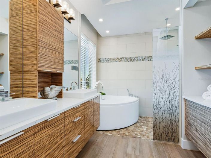 Image No.32-6 Bed Property for sale