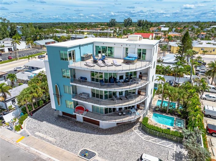 Image No.60-6 Bed Property for sale