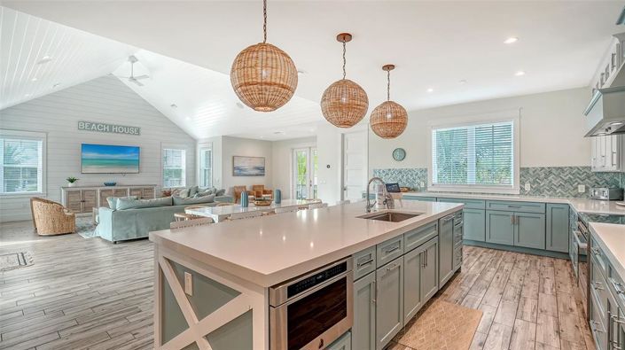 Image No.17-10 Bed Property for sale