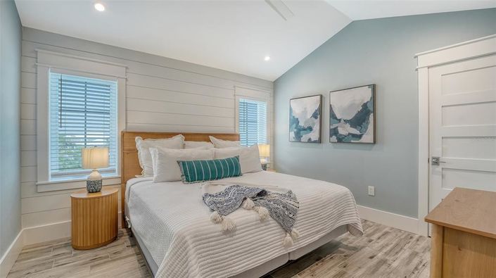 Image No.56-10 Bed Property for sale